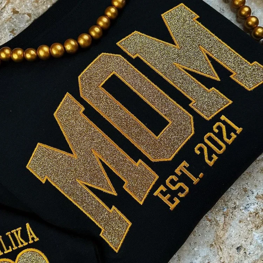 Mikina s kapucí ke Dni matek — volný střih, personalizovaná výšivka