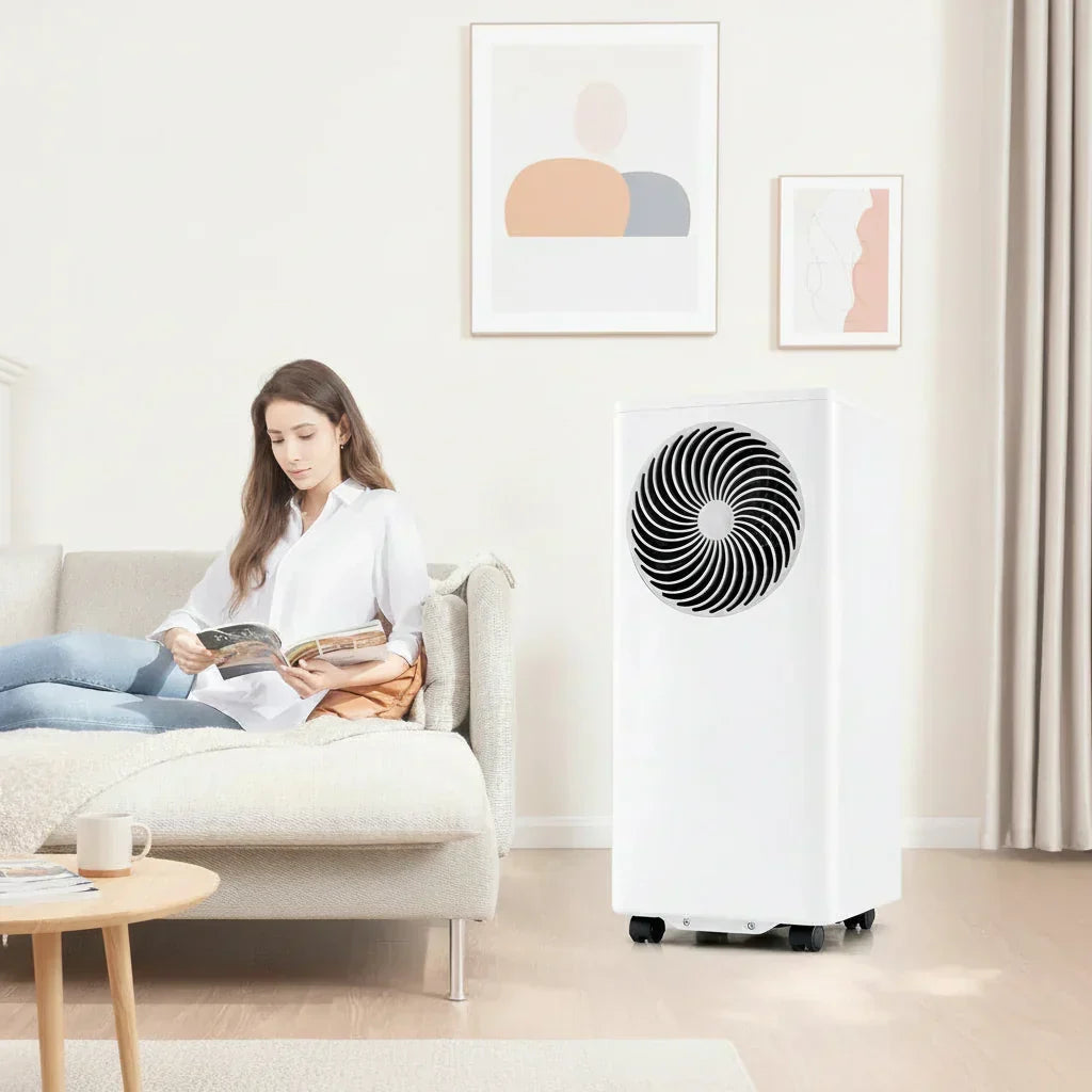 Volně stojící přenosná klimatizace v bílé barvě - energeticky úsporná a s režimem spánku