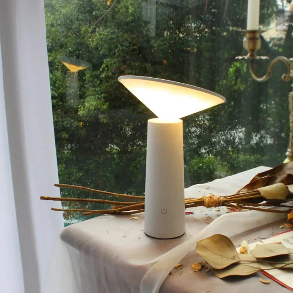 Aurora Libra dimbar bordlampe - avsmalnende kjegle, vinklet frontpanel