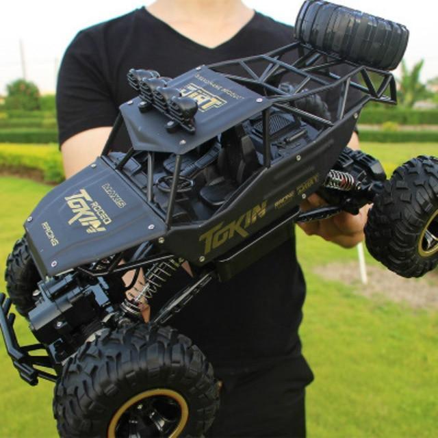 RC Monster Truck - Støtsikker fjæring - Holdbart fjernstyrt design | meowbutter