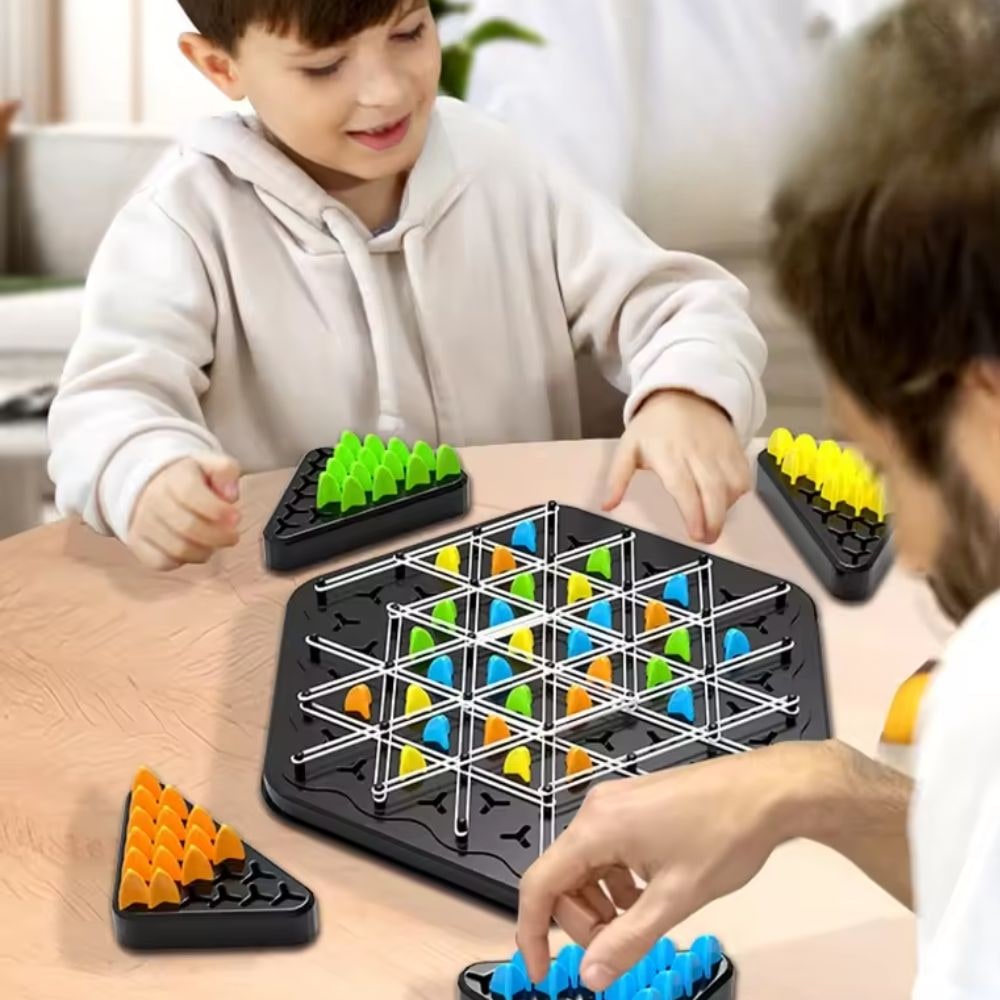 Juego de ajedrez triangular plegable — set de viaje compacto y portátil
