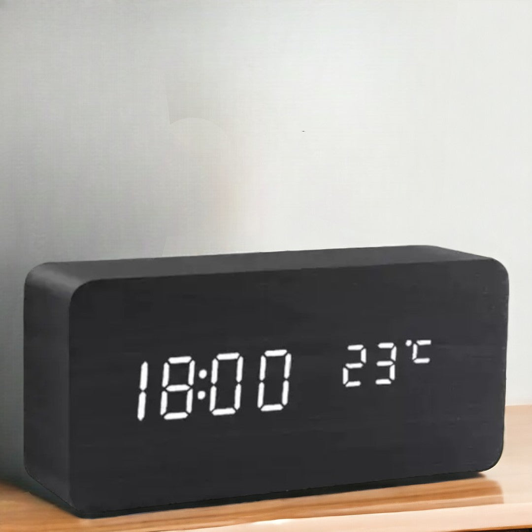 ساعة منبّه LED من WoodWatch مزوّدة بالتحكم الصوتي — هيكل بلمسة خشبية واقعية