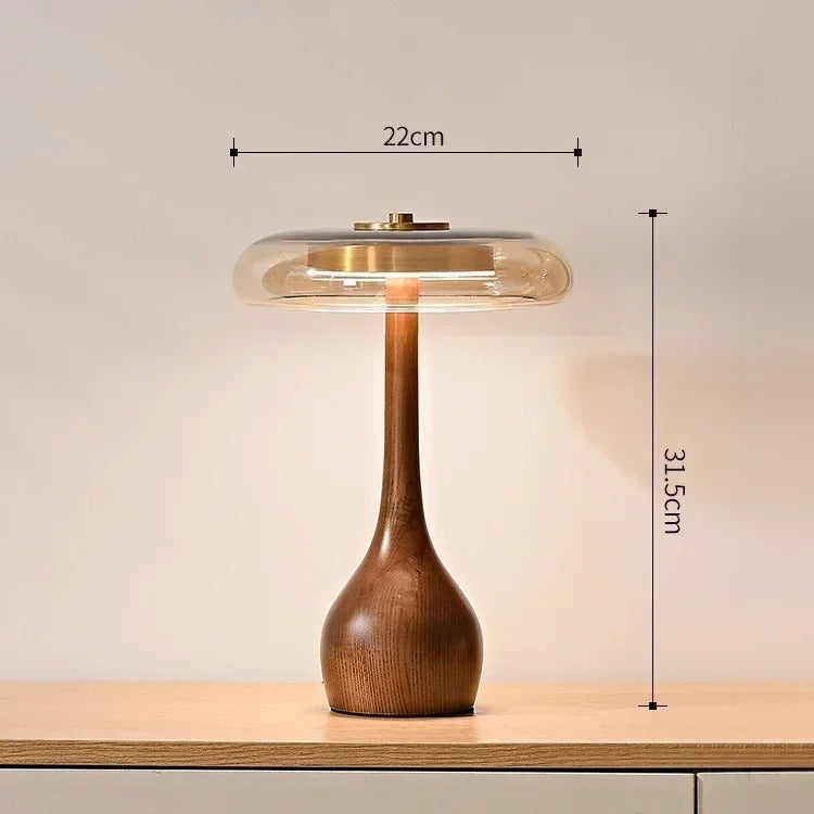 Szklana lampa stołowa Andi — mosiężne elementy, drewniana podstawa, oświetlenie akcentujące